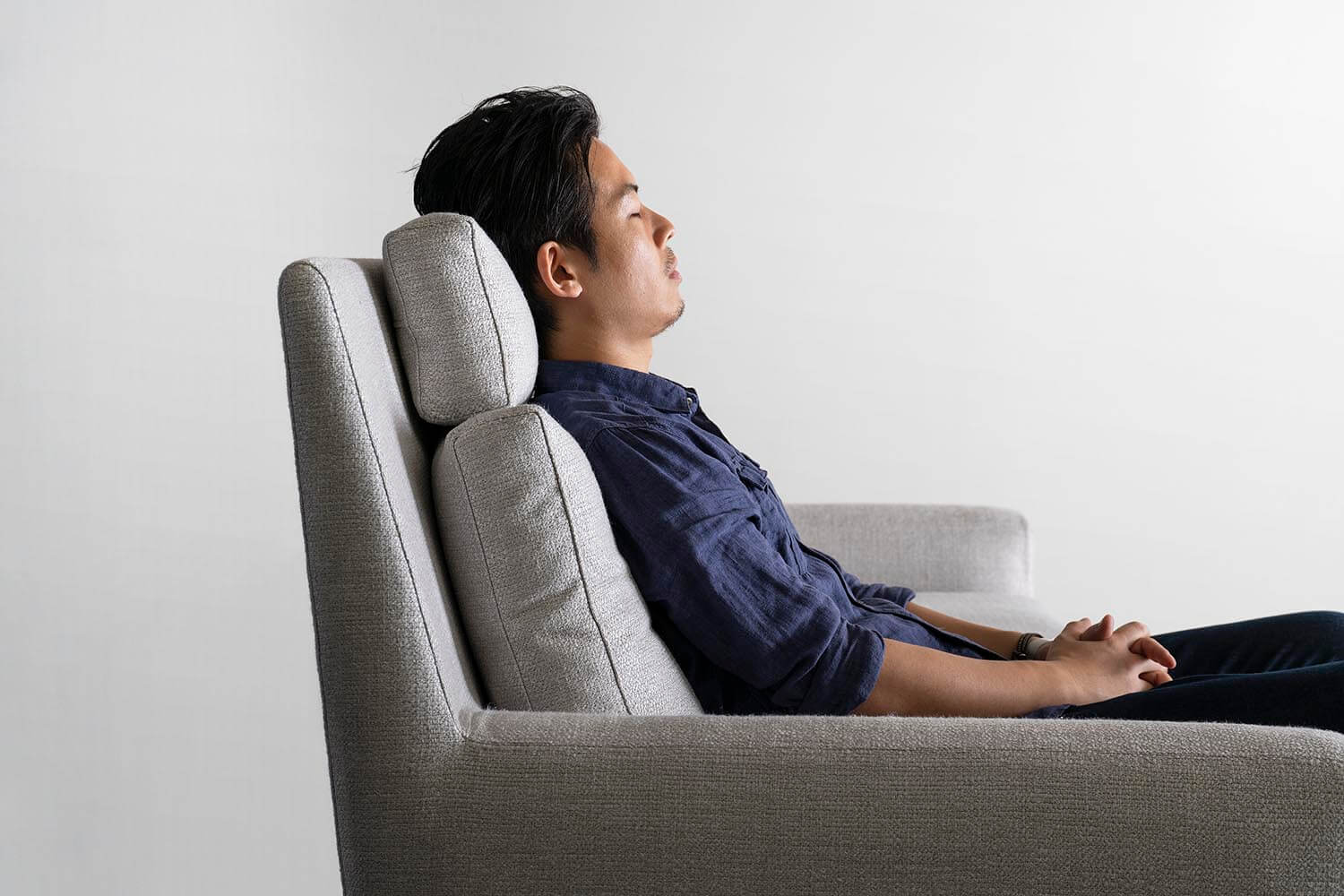 匠ソファに座る男性