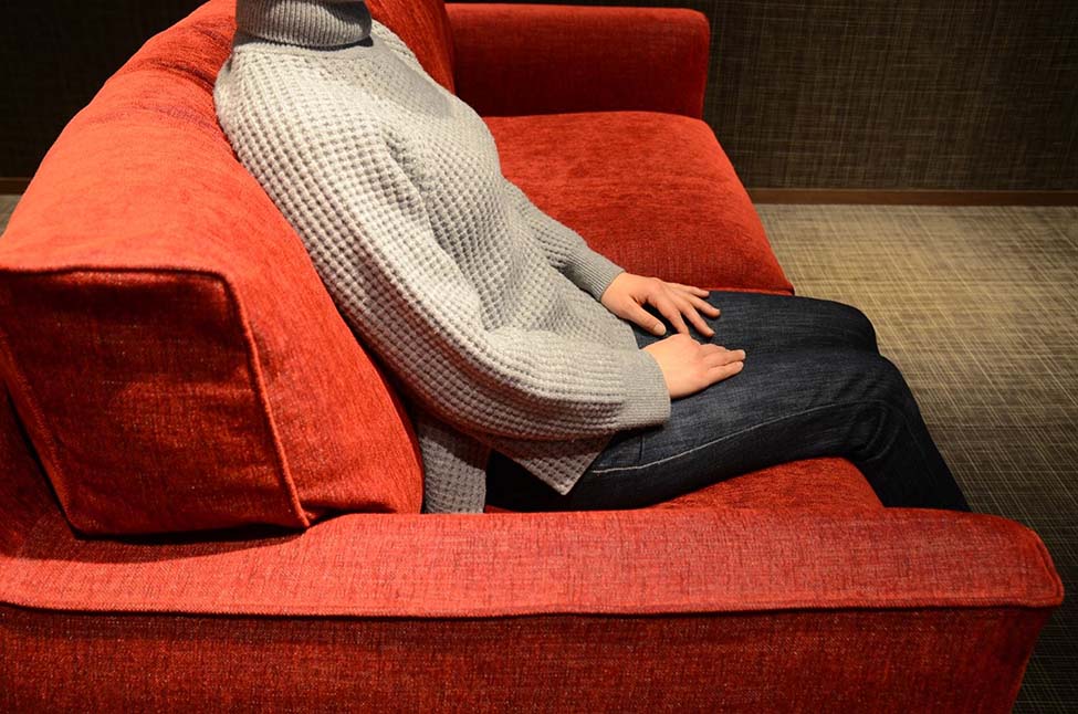 PGソファに深く座る女性