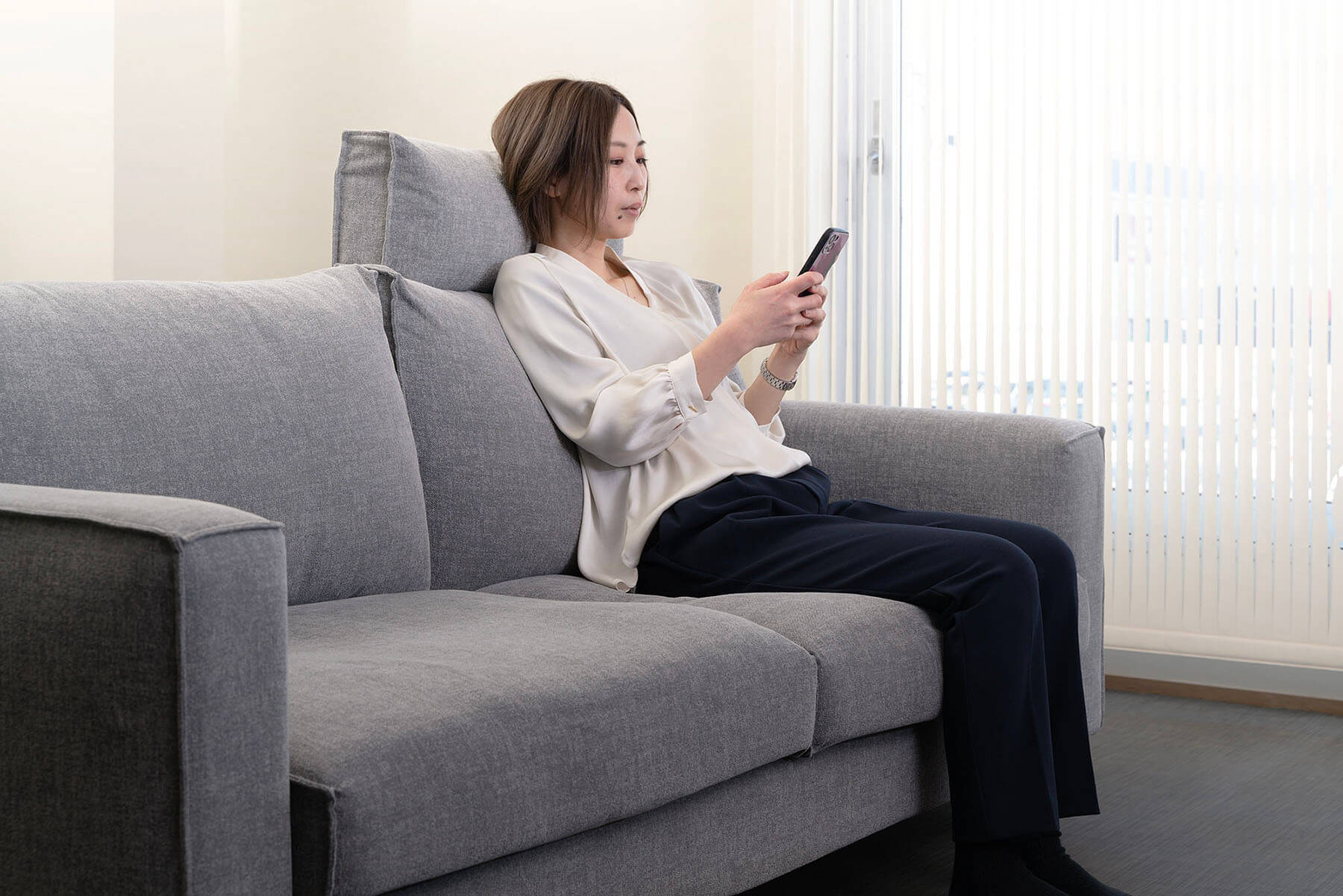匠ソファでくつろぐ女性